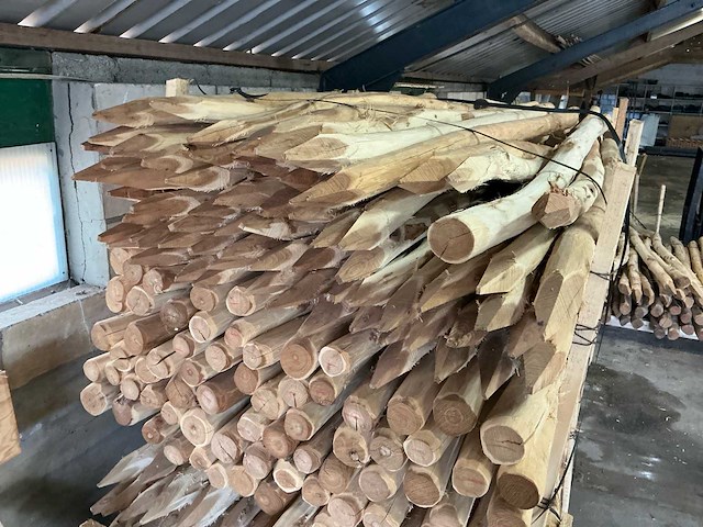 Robinia palen ø 60-80mm geschild en gepunt - 1800mm. - afbeelding 4 van  6