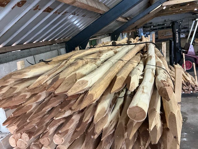 Robinia palen ø 60-80mm geschild en gepunt - 1800mm. - afbeelding 5 van  6