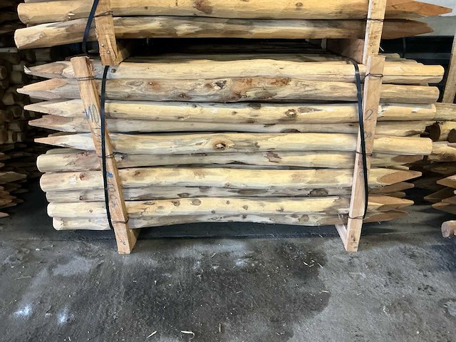 Robinia palen ø 80-100mm geschild en gepunt - 1800mm. - afbeelding 1 van  5