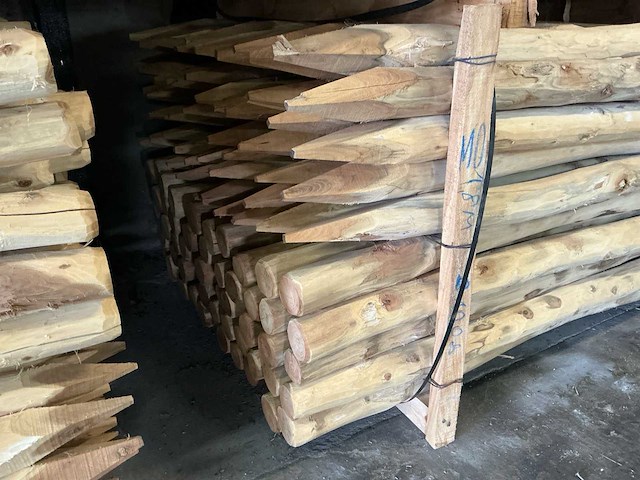 Robinia palen ø 80-100mm geschild en gepunt - 1800mm. - afbeelding 2 van  5