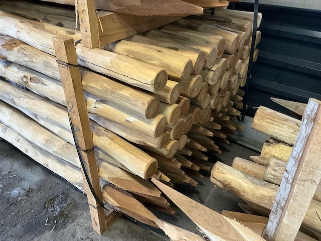 Robinia palen ø 80-100mm geschild en gepunt - 1800mm. - afbeelding 3 van  5