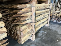 Robinia palen ø 80-100mm geschild en gepunt - 1800mm. - afbeelding 4 van  5