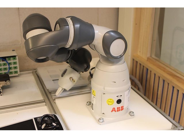 Robotarm abb manipulator irb 14050-0.5/0.5. bouwjaar 2019. in gebruik als lesrobot. let op: exclusief verri... - afbeelding 1 van  5