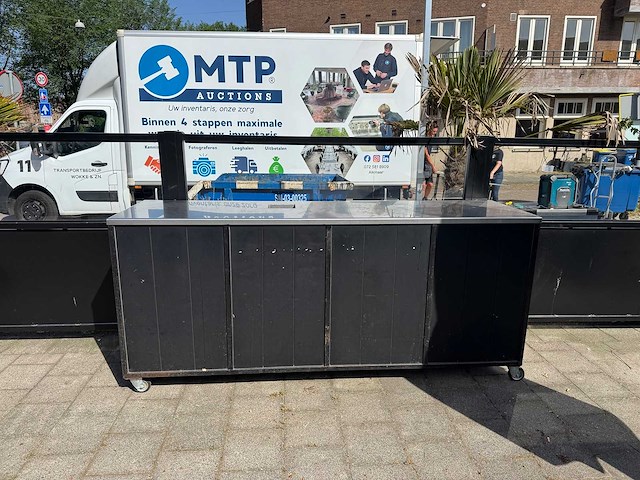 Robuust verrijdbaar debrasseermuebel met rvs top - afbeelding 4 van  7