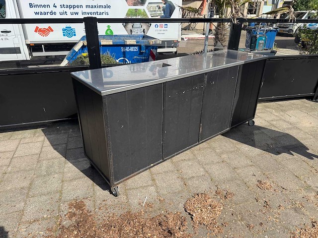Robuust verrijdbaar debrasseermuebel met rvs top - afbeelding 1 van  7