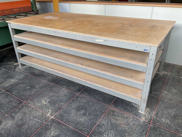 Robuuste werkbank met drie onderschappen - afbeelding 1 van  5