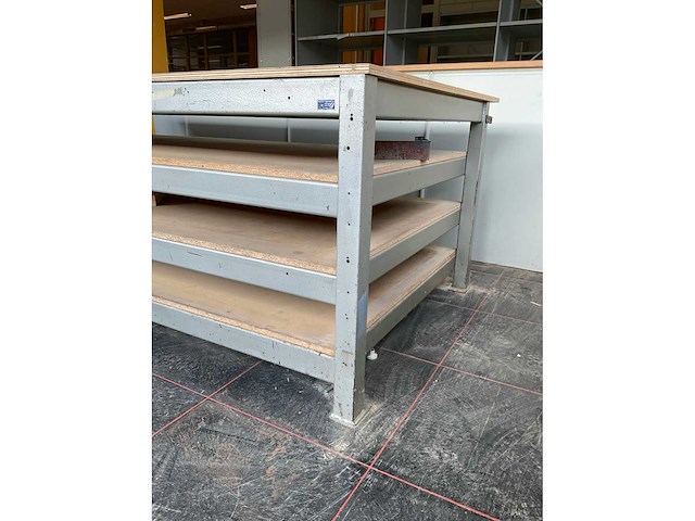 Robuuste werkbank met drie onderschappen - afbeelding 2 van  5