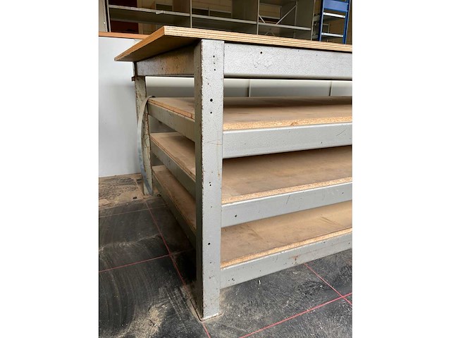 Robuuste werkbank met drie onderschappen - afbeelding 5 van  5