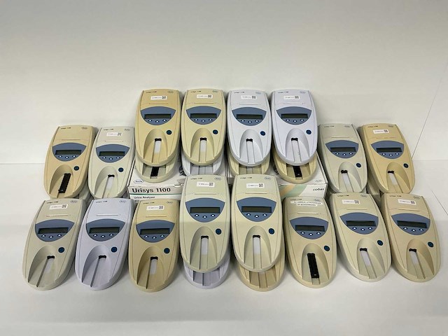 Roche diagnostics - urisys 1100 - bak met urine testers - afbeelding 2 van  2