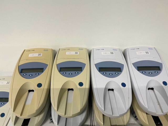 Roche diagnostics - urisys 1100 - bak met urine testers - afbeelding 1 van  2