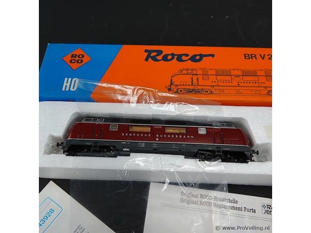 Roco db v 200 diesellocomotief fin purperrode en grijze kleurstelling. modelnr: 43522 - afbeelding 2 van  5