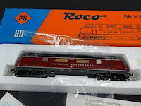 Roco db v 200 diesellocomotief fin purperrode en grijze kleurstelling. modelnr: 43522 - afbeelding 2 van  5
