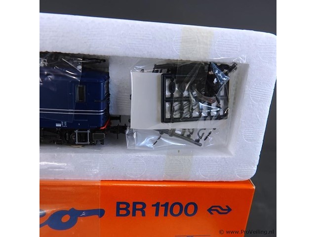Roco locomotief serie 1100 (gelijk aan bouwserie br 1100 / bb 8100 stijl) van de nederlandse spoorwegen (ns) - afbeelding 3 van  5