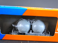 Roco ns ucs bollenwagen (silo-goederenwagon) met twee bolvormige tanks en het logo van de nederlandse spoorwegen - afbeelding 2 van  3