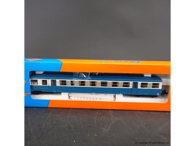 Roco remorque d'autorail (bijwagen/trailer voor een motorwagen) van de franse spoorwegen (sncf), specifiek het type xr abd 1/2 klasse kmm.lt. - afbeelding 2 van  3
