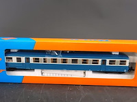 Roco remorque d'autorail (bijwagen/trailer voor een motorwagen) van de franse spoorwegen (sncf), specifiek het type xr abd 1/2 klasse kmm.lt. - afbeelding 2 van  3