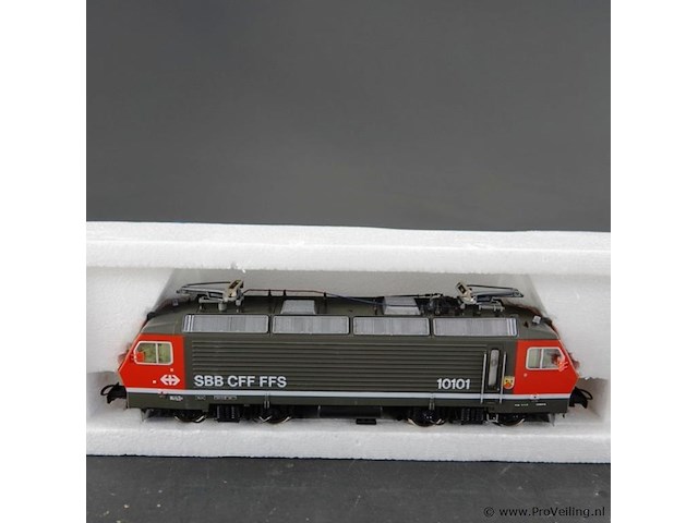 Roco sbb re 4/4 locomotief, in rood-grijze kleurstelling met bedrijfsnummer 10101 modelnr: 04178a - afbeelding 2 van  5