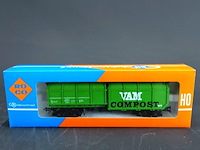 Roco spoorgoederenwagon van de nederlandse spoorwegen (ns), uitgevoerd in de karakteristieke groene kleurstelling met 'vam compost'-opdruk modelnr: 4368 - afbeelding 2 van  3