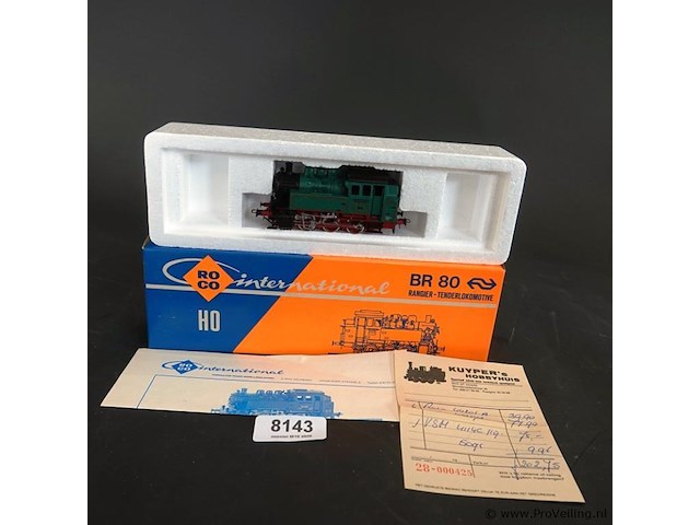 Roco stoomlocomotief br 80 in een opvallende groene en rode uitvoering van de veluwse stoomtrein maatschappij (vsm) - afbeelding 1 van  5