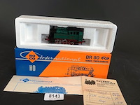 Roco stoomlocomotief br 80 in een opvallende groene en rode uitvoering van de veluwse stoomtrein maatschappij (vsm)