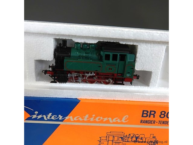 Roco stoomlocomotief br 80 in een opvallende groene en rode uitvoering van de veluwse stoomtrein maatschappij (vsm) - afbeelding 2 van  5
