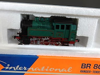 Roco stoomlocomotief br 80 in een opvallende groene en rode uitvoering van de veluwse stoomtrein maatschappij (vsm) - afbeelding 2 van  5