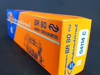Roco stoomlocomotief br 80 in een opvallende groene en rode uitvoering van de veluwse stoomtrein maatschappij (vsm) - afbeelding 4 van  5