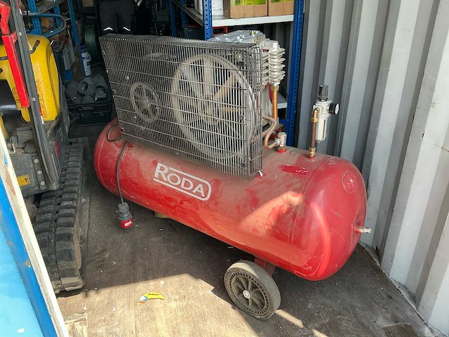 Roda / fiac abd 500-525 industriële zuigercompressor 270 liter – 5,5 kw – 400 v - afbeelding 1 van  7