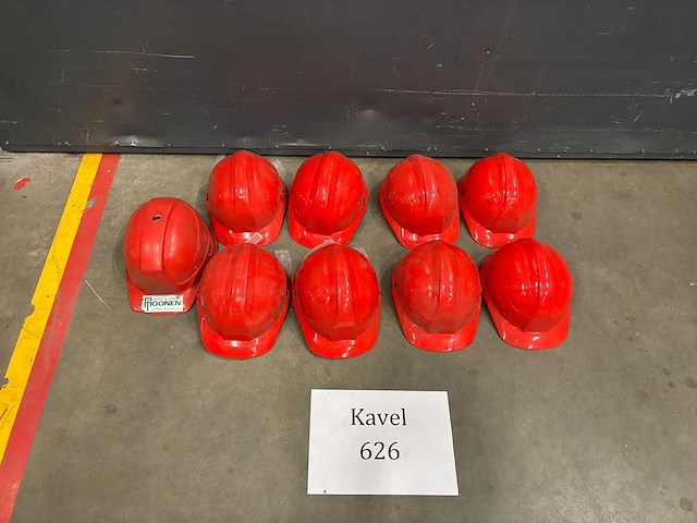 Rode helm (9x) - afbeelding 1 van  3