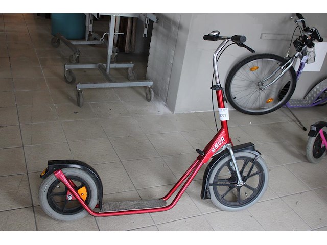 Rode step esla met handrem. - afbeelding 1 van  2