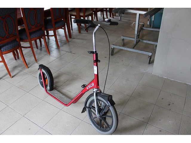 Rode step esla met handrem. - afbeelding 2 van  2