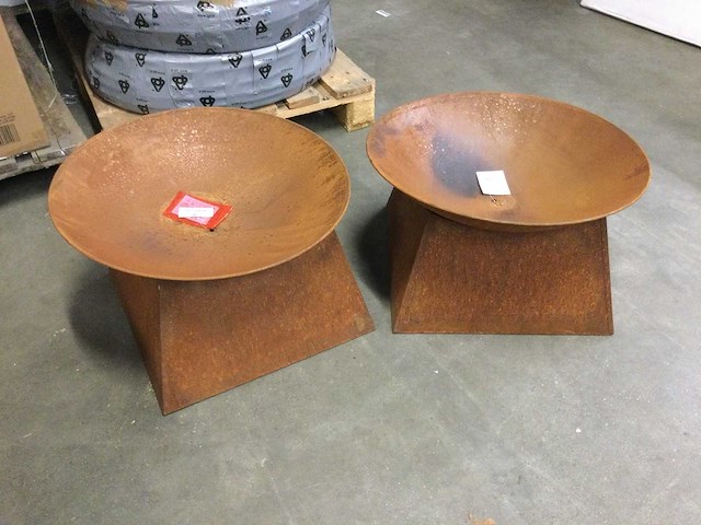 Roestkleurige vuurschalen. (2x) - afbeelding 1 van  4