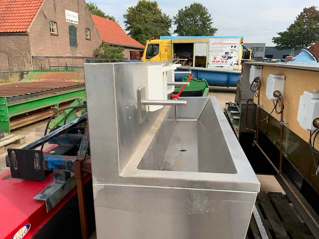 Roestvaststalen wasbak met sensorkranen - afbeelding 7 van  8