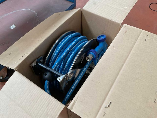 Roestvaststalen waterslang haspel met spuitpistool - afbeelding 1 van  5