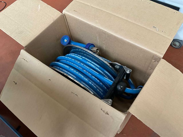 Roestvaststalen waterslang haspel met spuitpistool - afbeelding 2 van  5