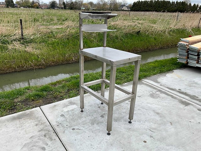 Roestvrijstalen hoge tafel met plank - afbeelding 1 van  5