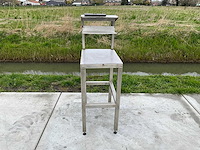 Roestvrijstalen hoge tafel met plank - afbeelding 2 van  5