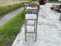 Roestvrijstalen hoge tafel met plank - afbeelding 5 van  5