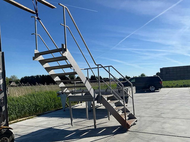 Roestvrijstalen schuine toegangstrappen - afbeelding 1 van  6