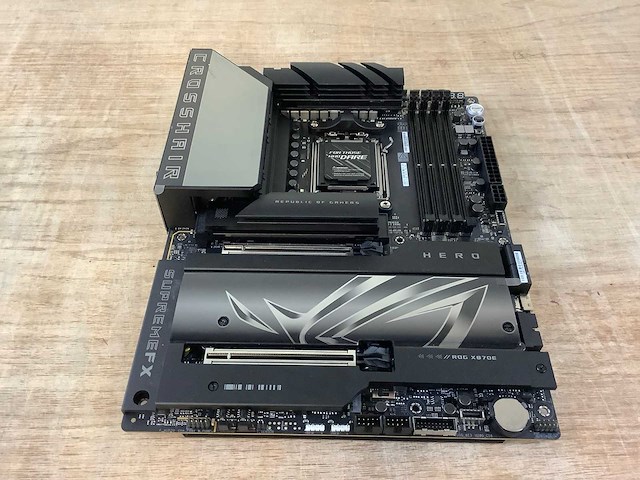 Rog crosshair x870e hero moederbord - afbeelding 1 van  7