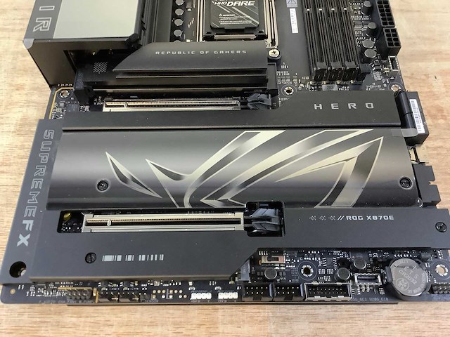 Rog crosshair x870e hero moederbord - afbeelding 4 van  7