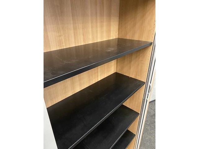 Rohde&grahl - hoge houten roldeurkast met sleutel - afbeelding 2 van  12