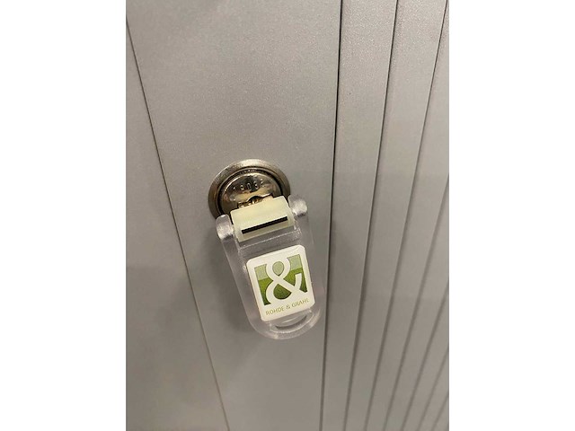 Rohde&grahl - hoge houten roldeurkast met sleutel - afbeelding 6 van  12