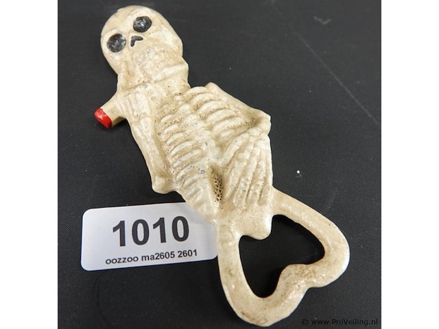 Rokend ijzeren skelet als flesopener - afbeelding 1 van  5