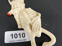 Rokend ijzeren skelet als flesopener