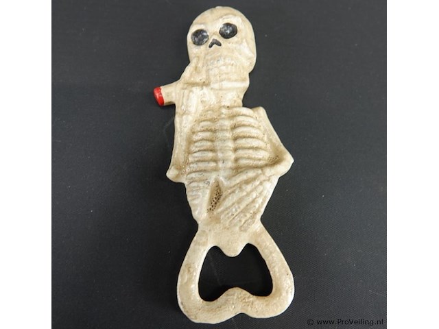 Rokend ijzeren skelet als flesopener - afbeelding 2 van  5