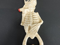 Rokend ijzeren skelet als flesopener - afbeelding 2 van  5