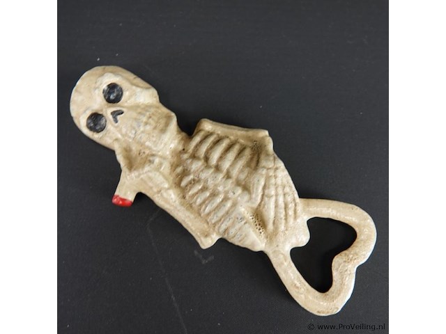 Rokend ijzeren skelet als flesopener - afbeelding 3 van  5