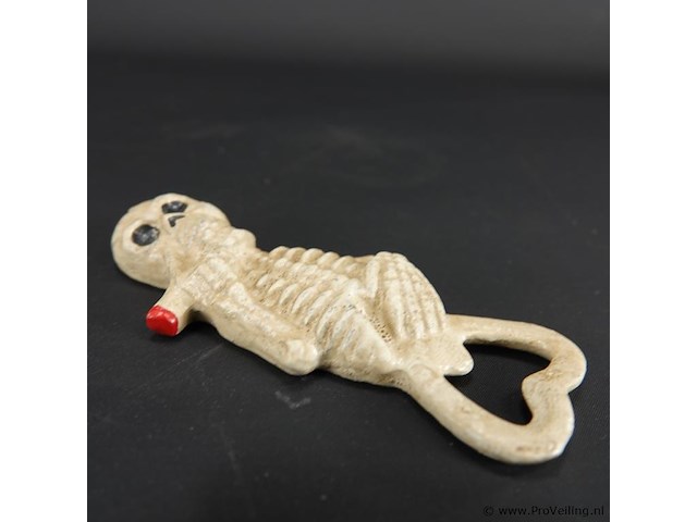 Rokend ijzeren skelet als flesopener - afbeelding 4 van  5