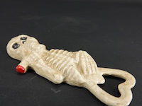 Rokend ijzeren skelet als flesopener - afbeelding 4 van  5